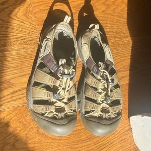 Keen outdoor waterproof shoe. Size US 8/ UK 7.